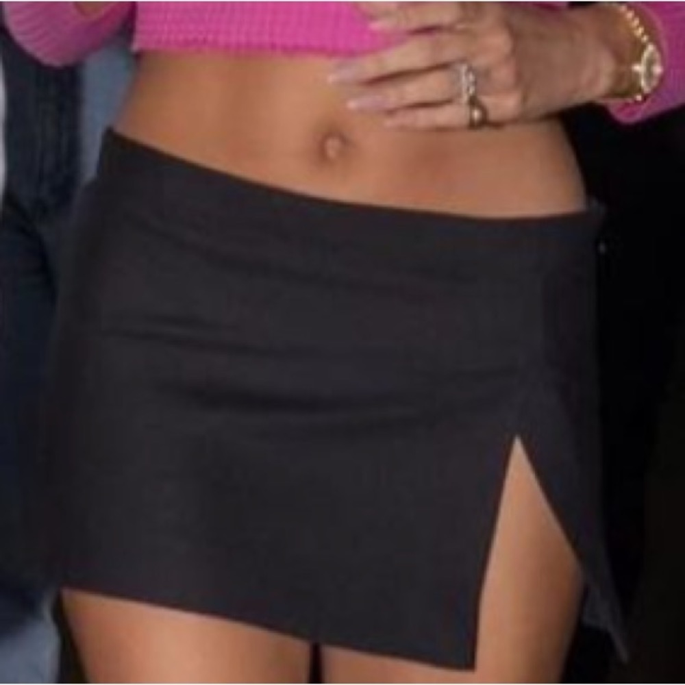 Black mini skirt with slit as worn by Hailey Bieber!